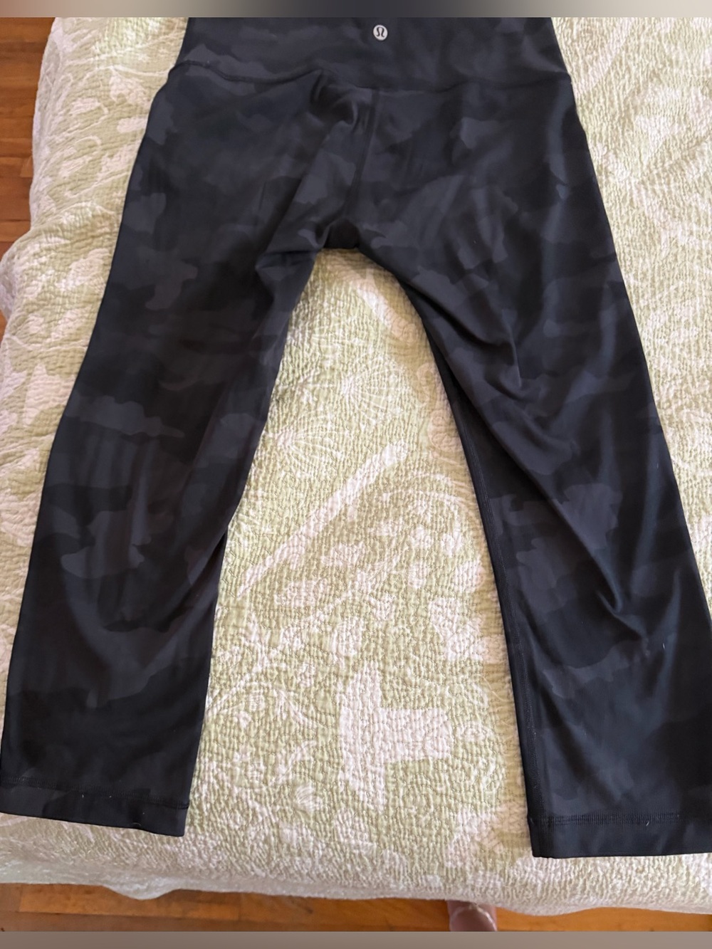 Lululemon black camo capri workout pants Sz 8